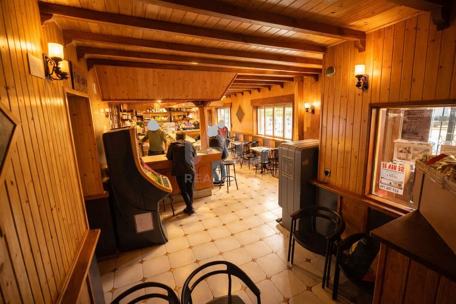 Kommersiell til salgs i Leon by - € 500 000 (Ref: 9987727)