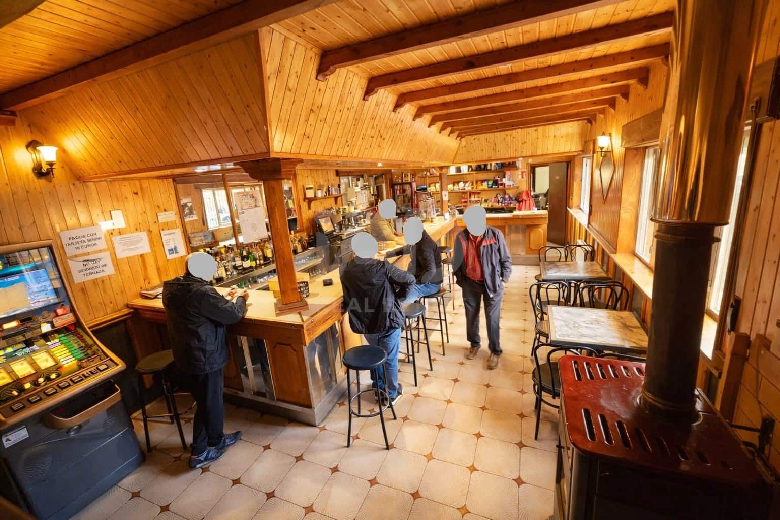 Kommersiell til salgs i Leon by - € 500 000 (Ref: 9987727)