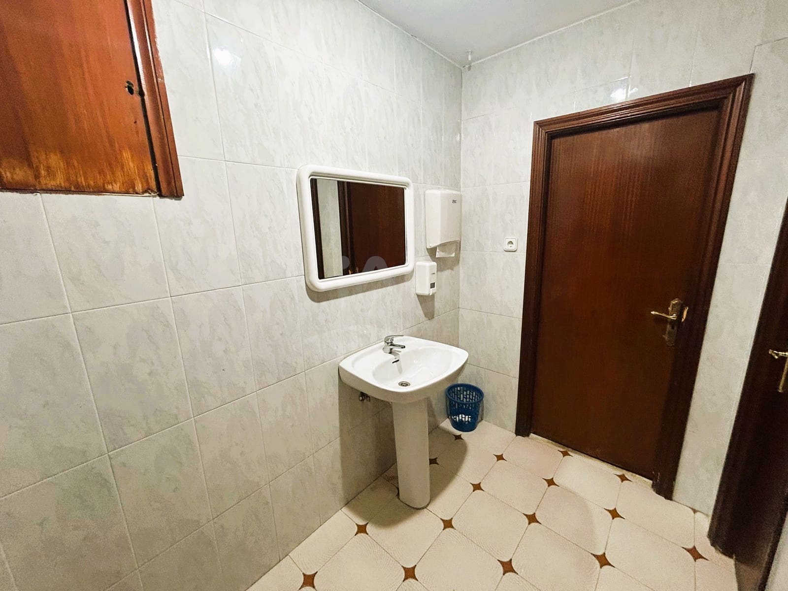 Kommersiell til salgs i Leon by - € 500 000 (Ref: 9987727)