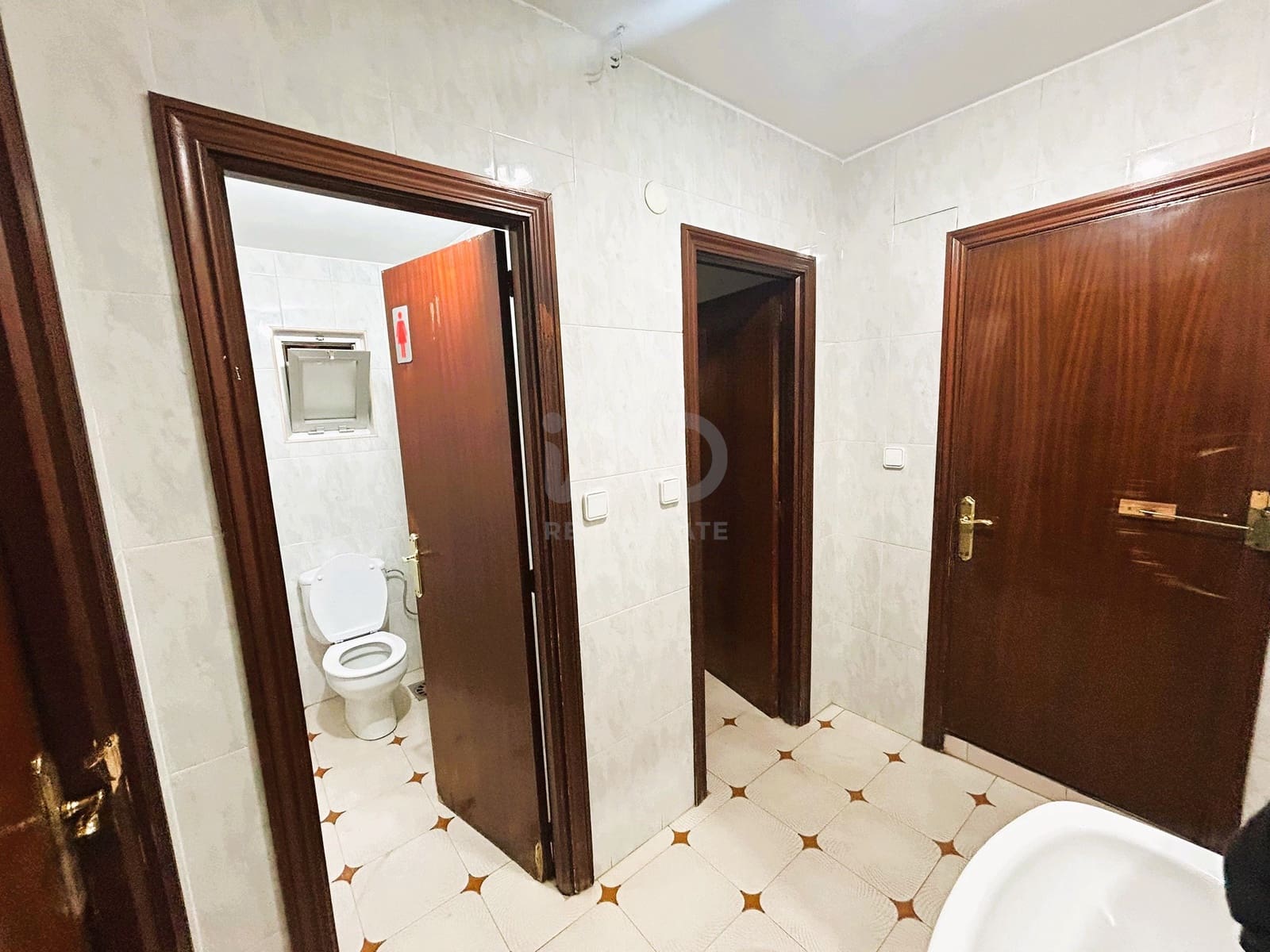 Kommersiell til salgs i Leon by - € 500 000 (Ref: 9987727)