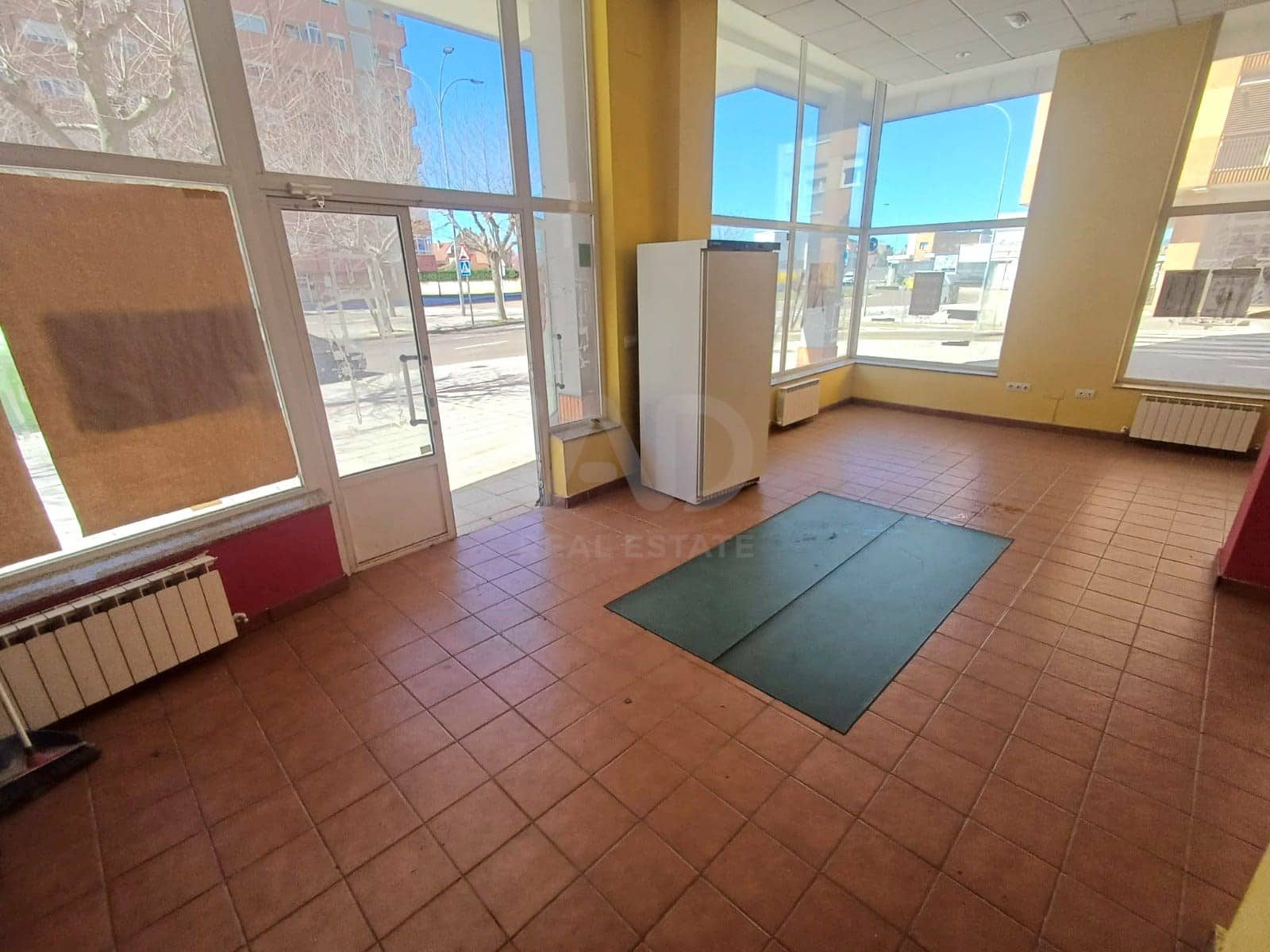 2 Zimmer Gewerbe zu verkaufen in Leon Stadt - 99.999 € (Ref: 9987728)