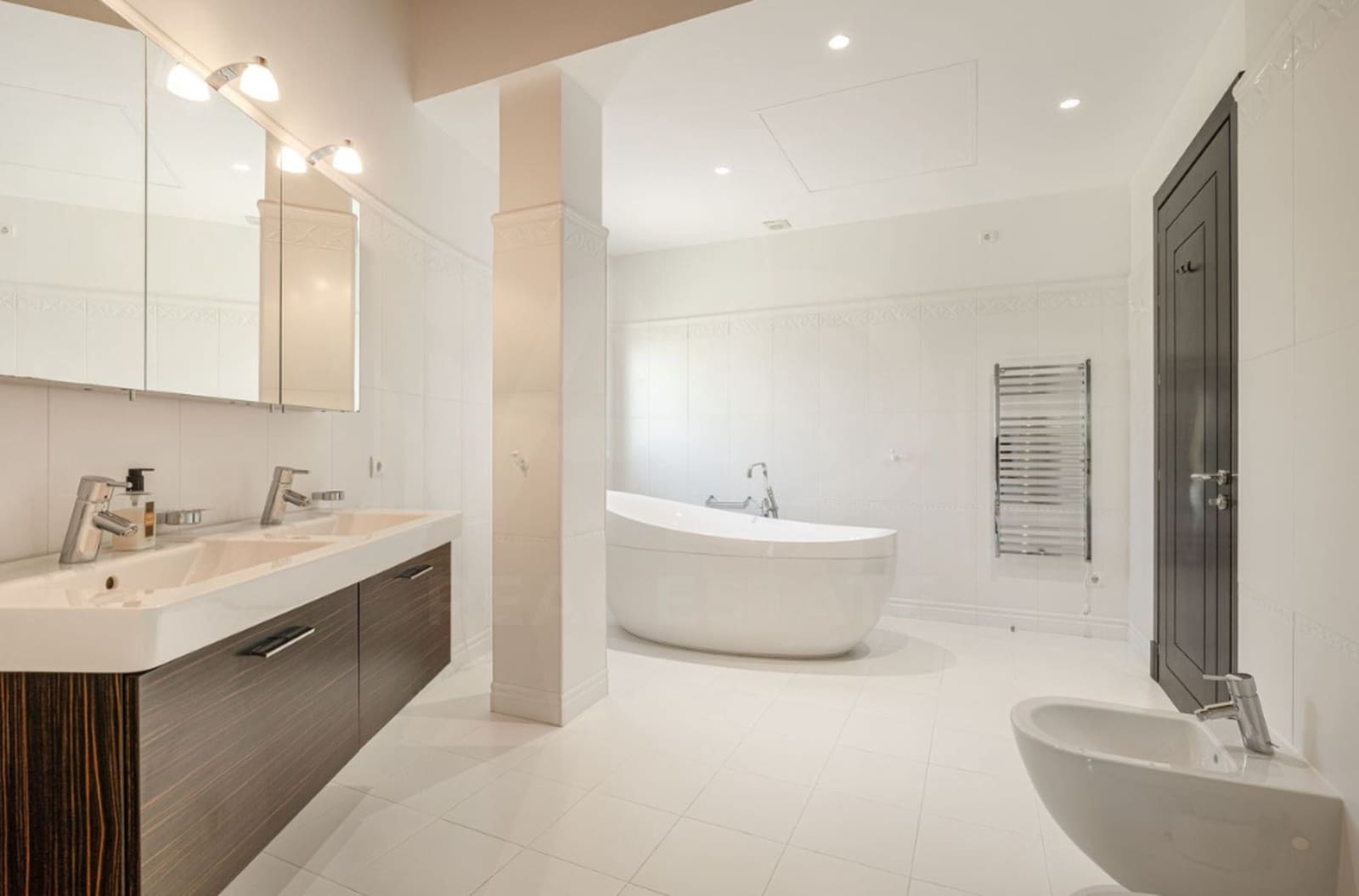 10 bedroom Villa for sale in Benahavis with pool - € 4,950,000 (Ref: 9987740)