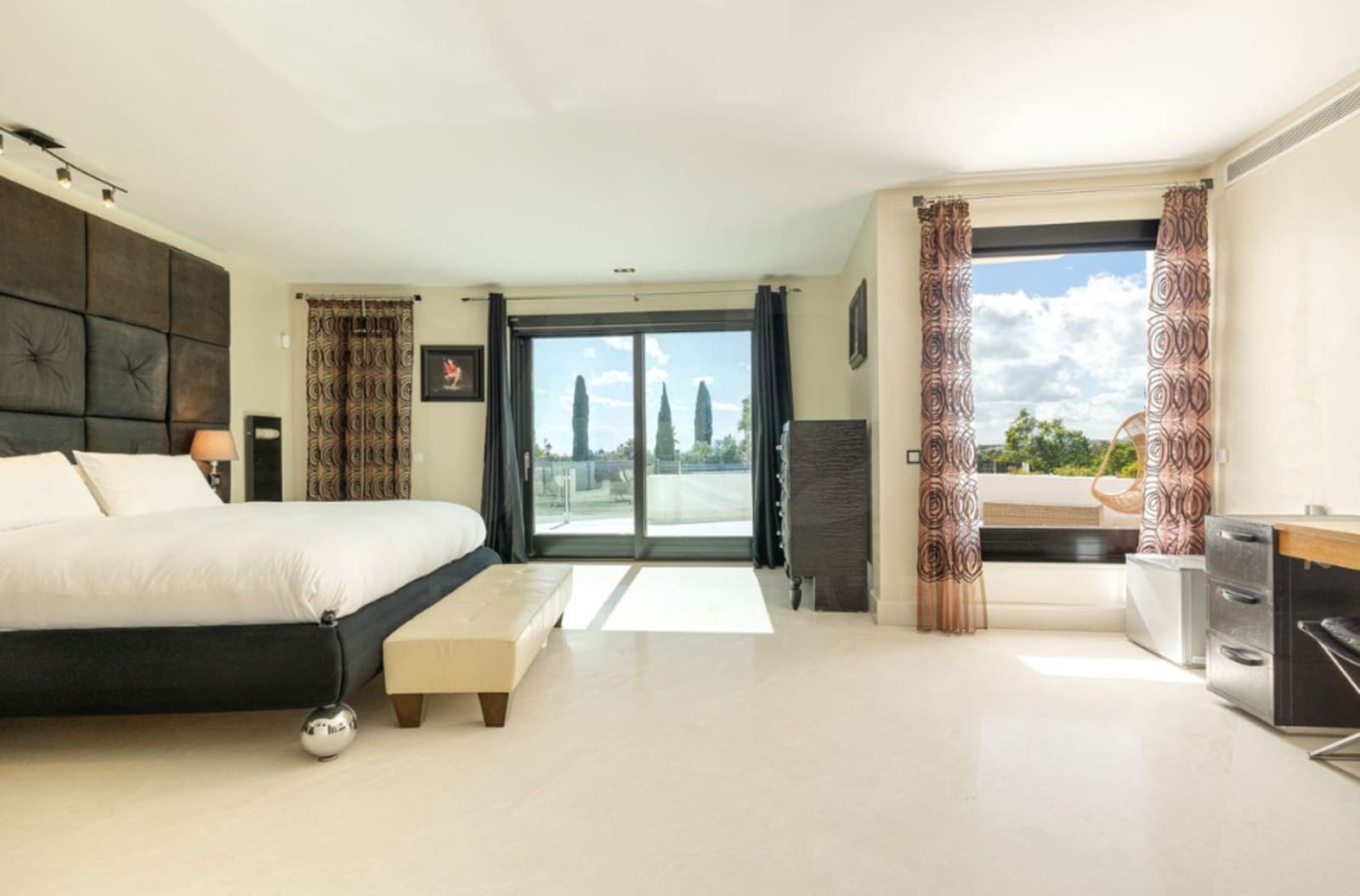 10 bedroom Villa for sale in Benahavis with pool - € 4,950,000 (Ref: 9987740)