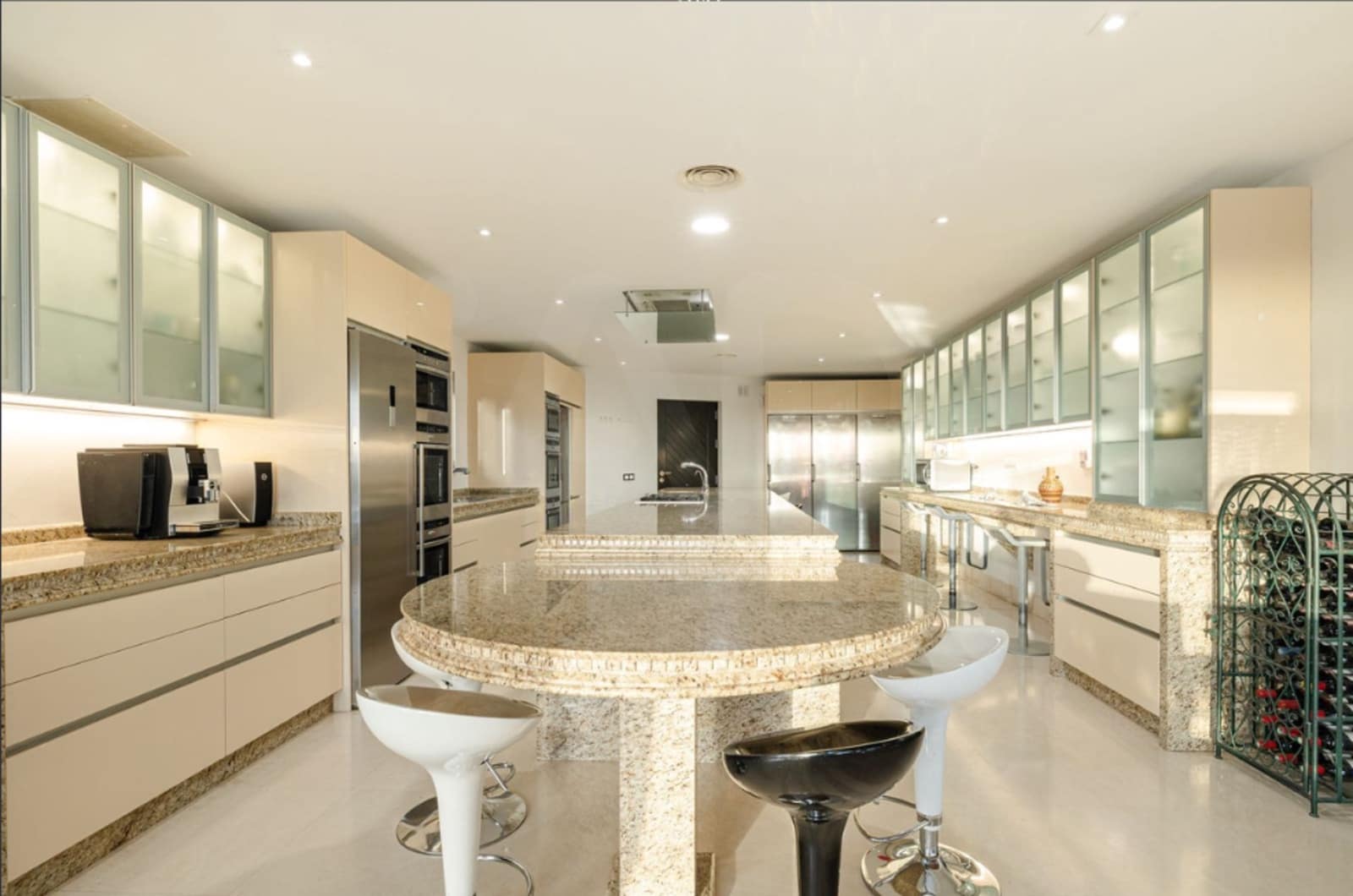 10 bedroom Villa for sale in Benahavis with pool - € 4,950,000 (Ref: 9987740)