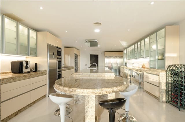 10 bedroom Villa for sale in Benahavís with pool - € 4,950,000 (Ref: 9987740)