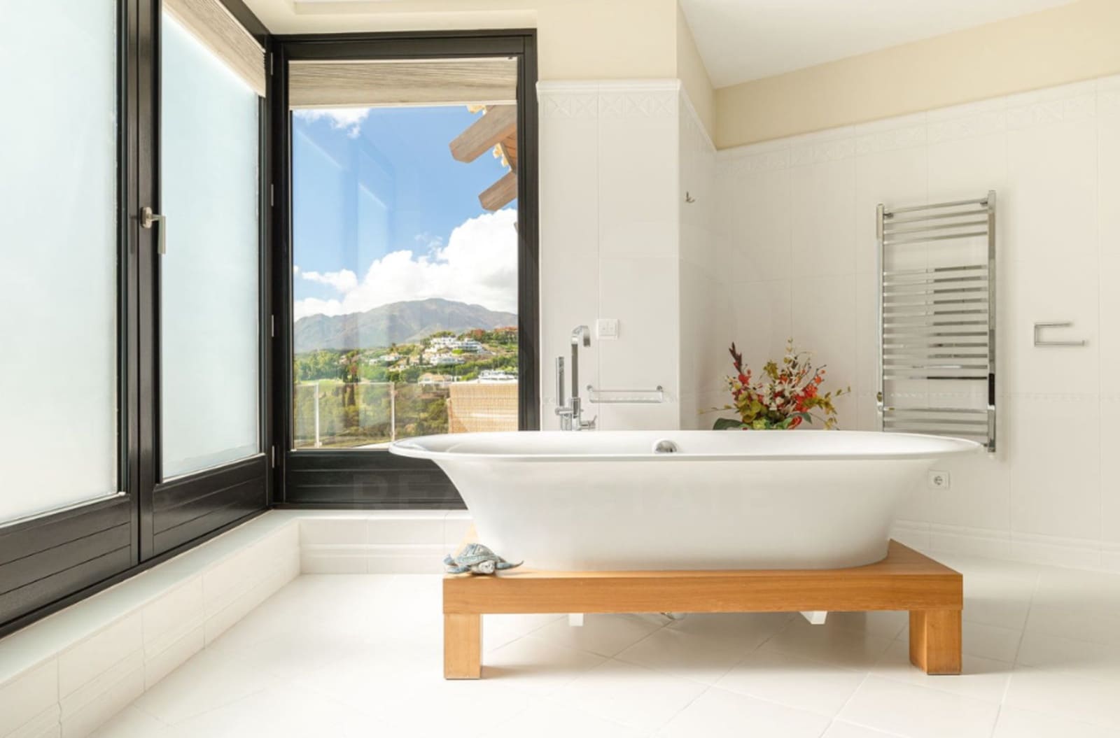 10 bedroom Villa for sale in Benahavis with pool - € 4,950,000 (Ref: 9987740)