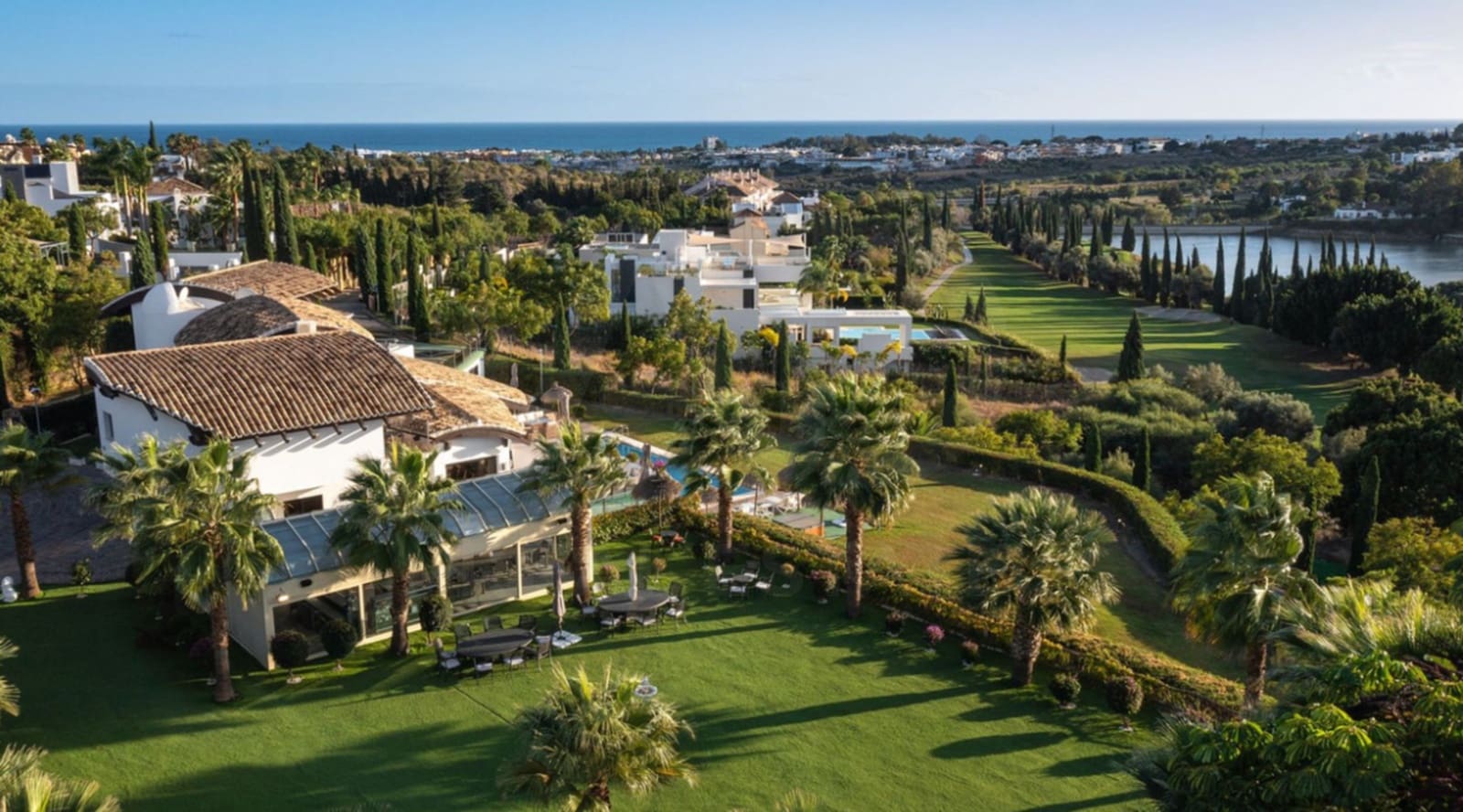 10 bedroom Villa for sale in Benahavis with pool - € 4,950,000 (Ref: 9987740)