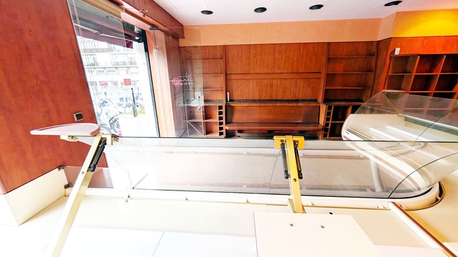 Commercial for rent in Barcelona city - € 1,331 (Ref: 9987749)