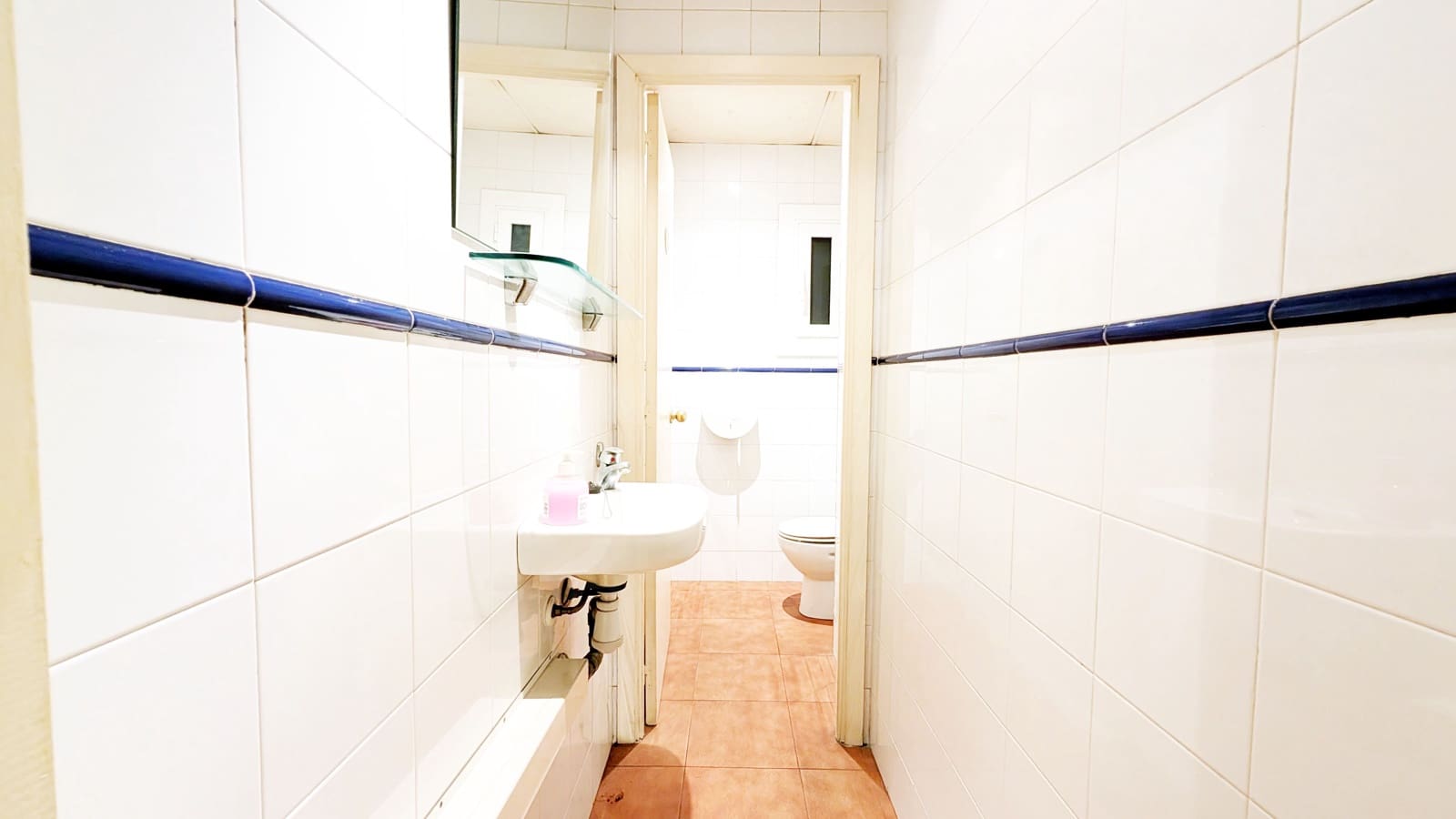 Commercial for rent in Barcelona city - € 1,331 (Ref: 9987749)