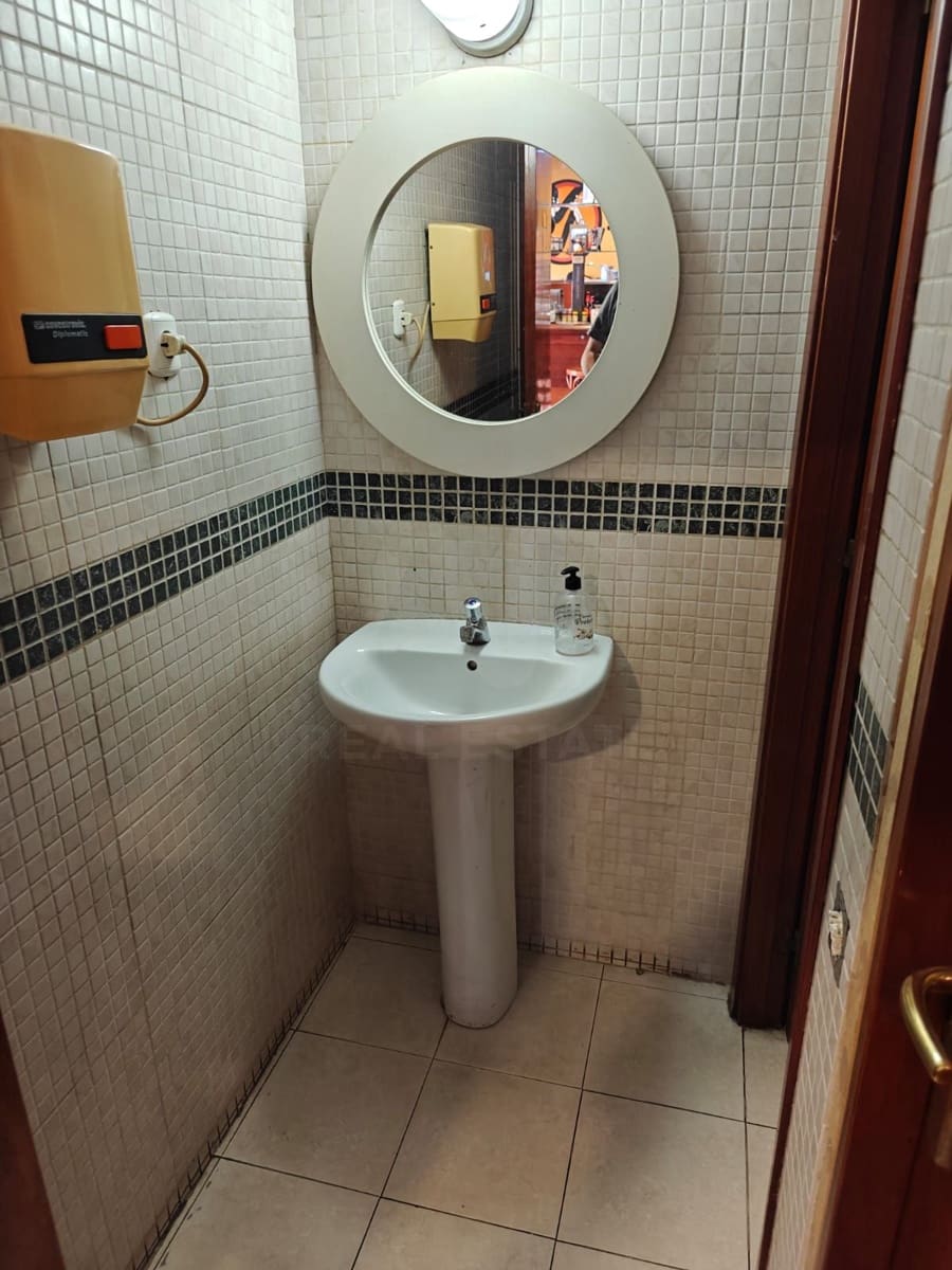 Commercial for rent in Badalona - € 1,100 (Ref: 9987753)