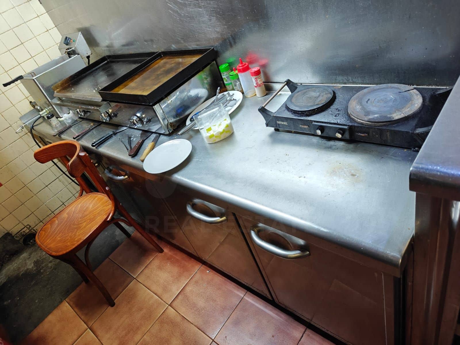 Commercial for rent in Badalona - € 1,100 (Ref: 9987753)
