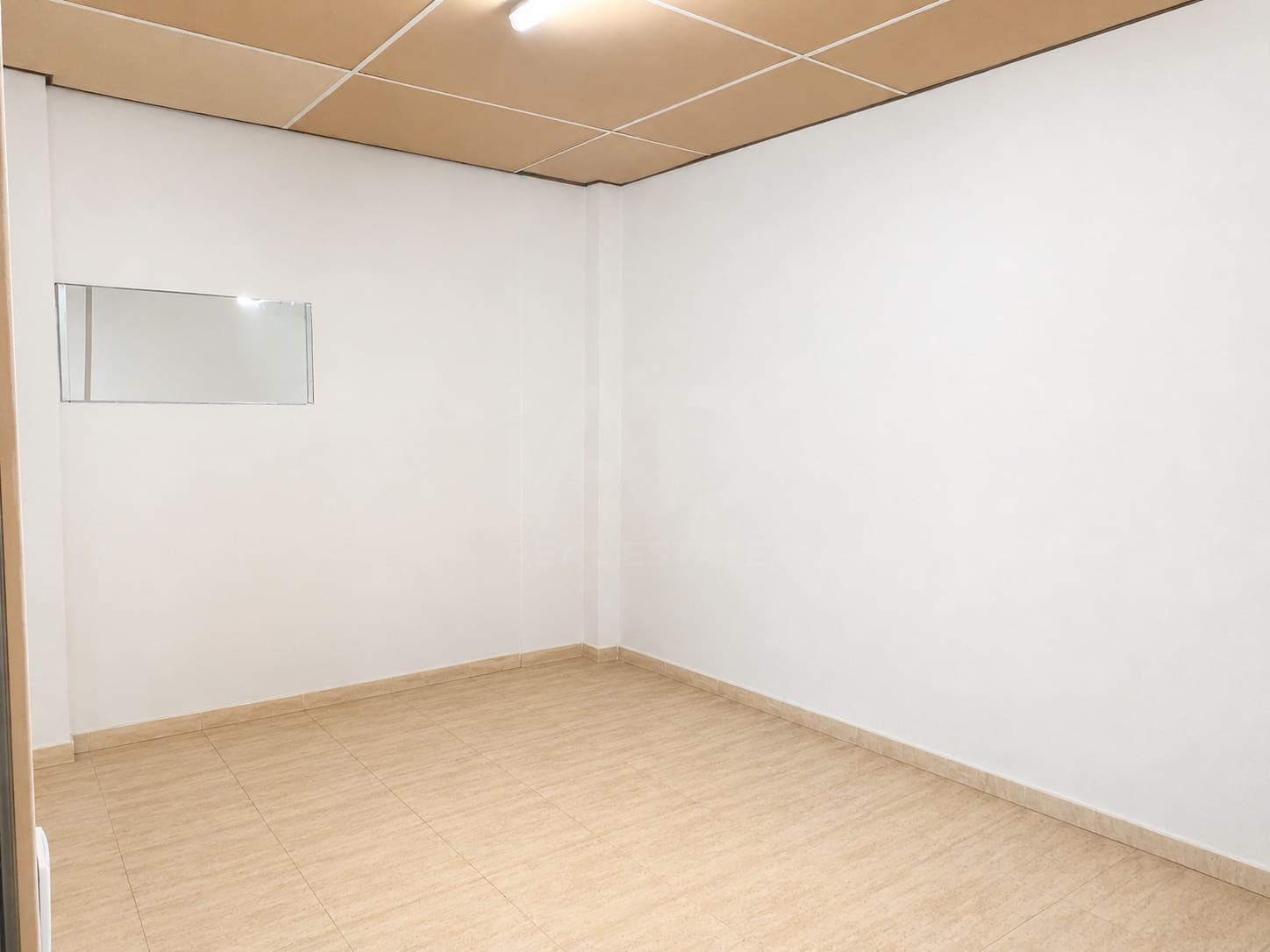 Erhverv til leje i Valencia by - € 1.700 (Ref: 9987757)