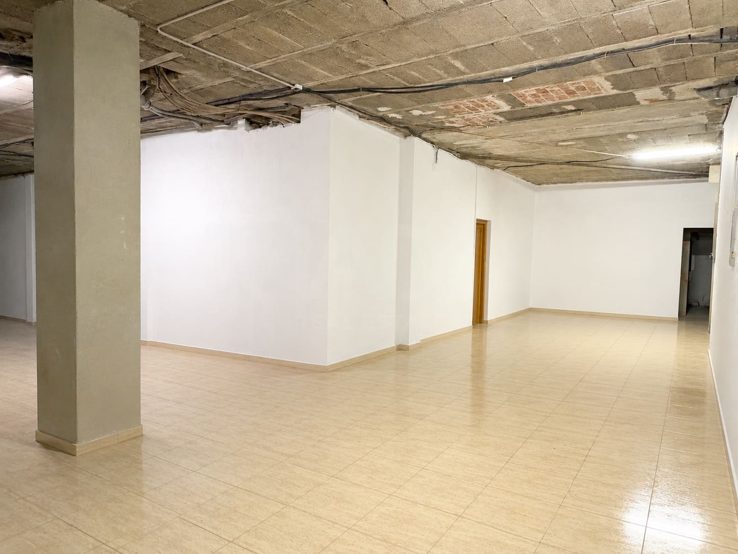 Erhverv til leje i Valencia by - € 1.700 (Ref: 9987757)