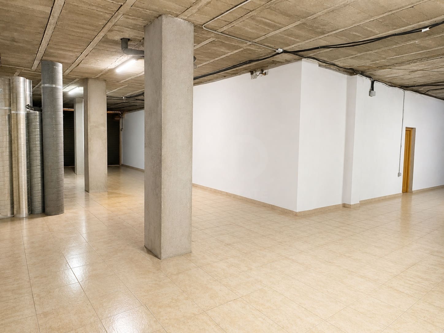 Erhverv til leje i Valencia by - € 1.700 (Ref: 9987757)