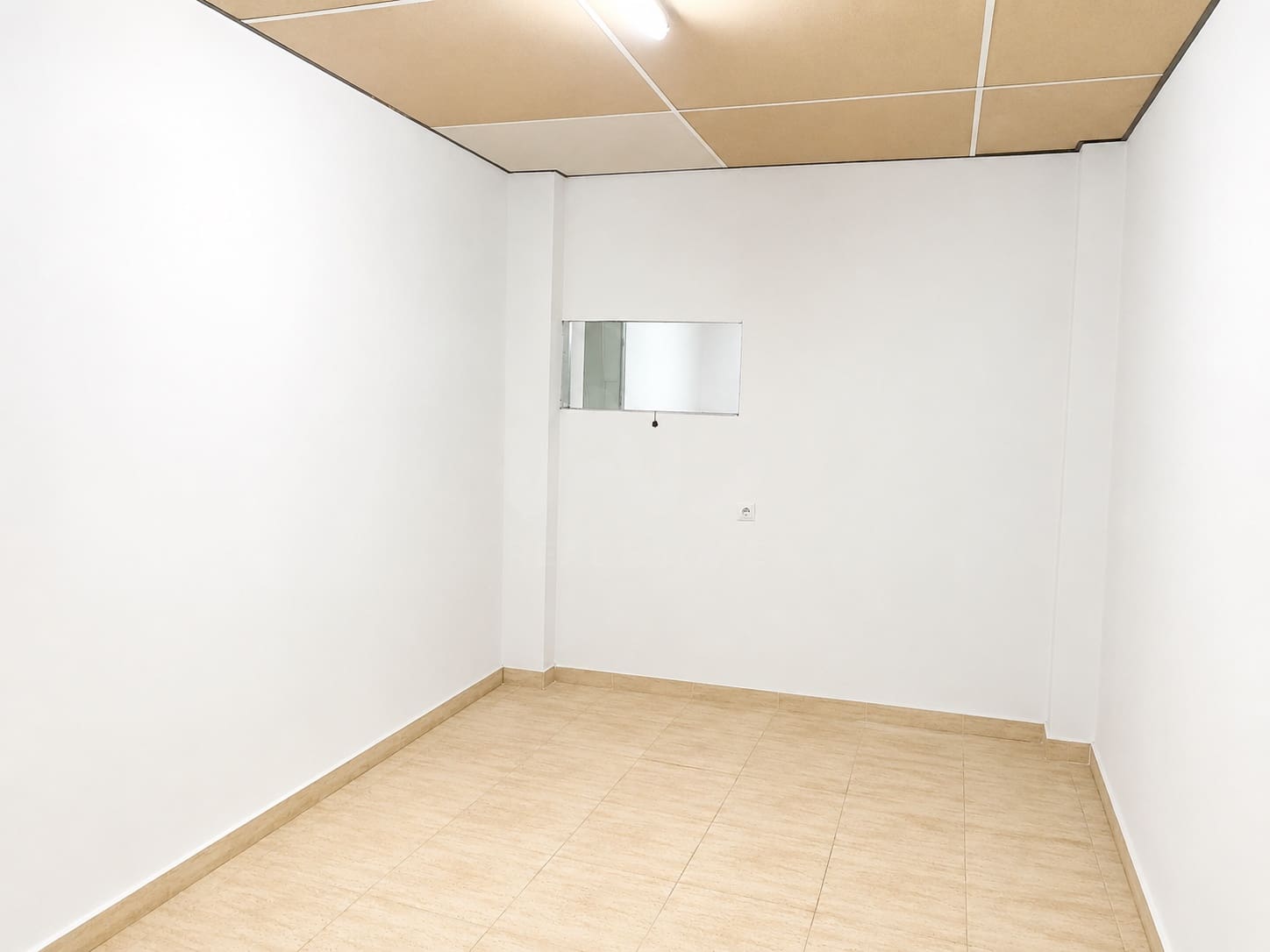 Erhverv til leje i Valencia by - € 1.700 (Ref: 9987757)