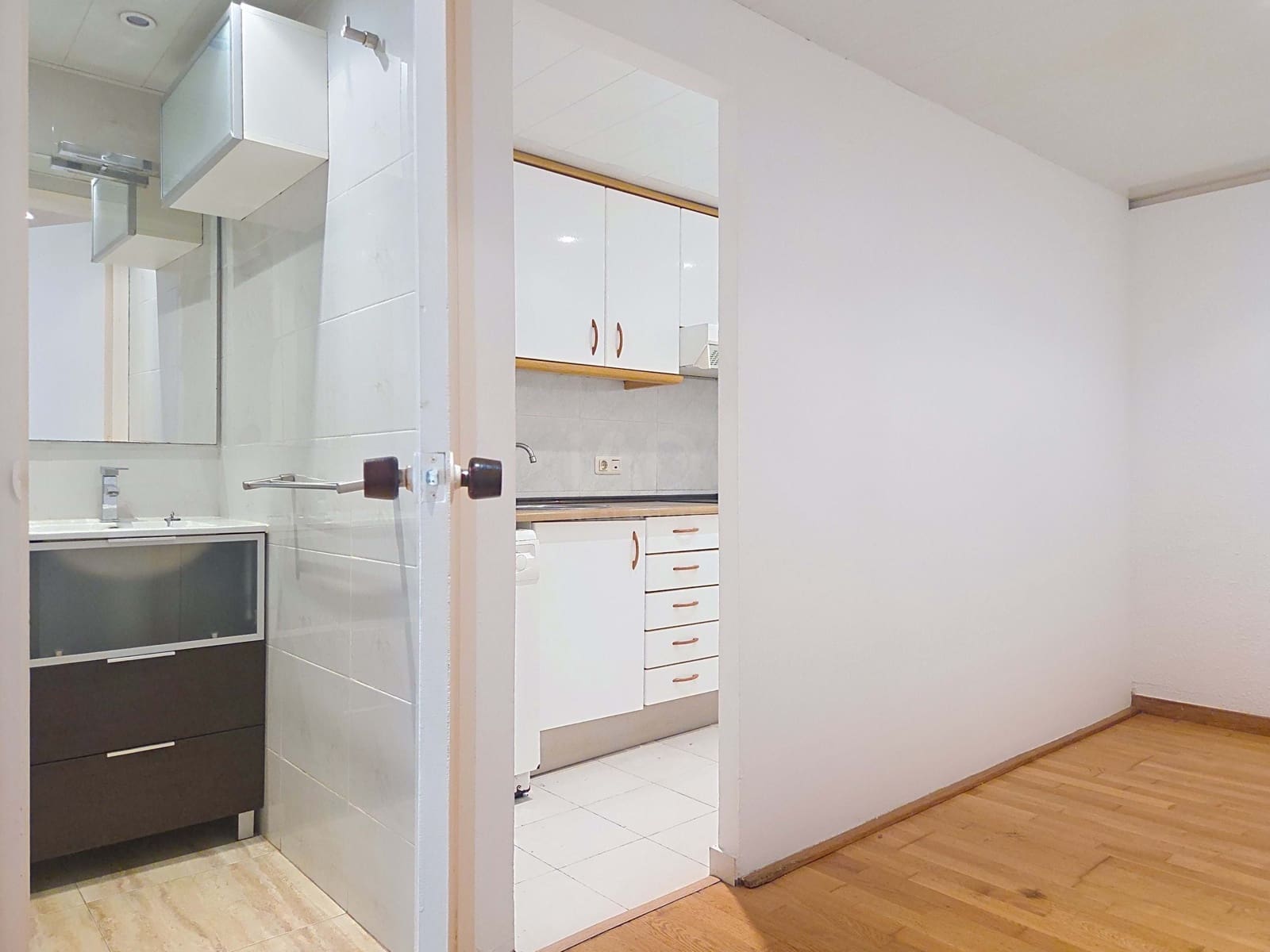 Apartment for sale in Barcelona city - € 219,000 (Ref: 9987759)