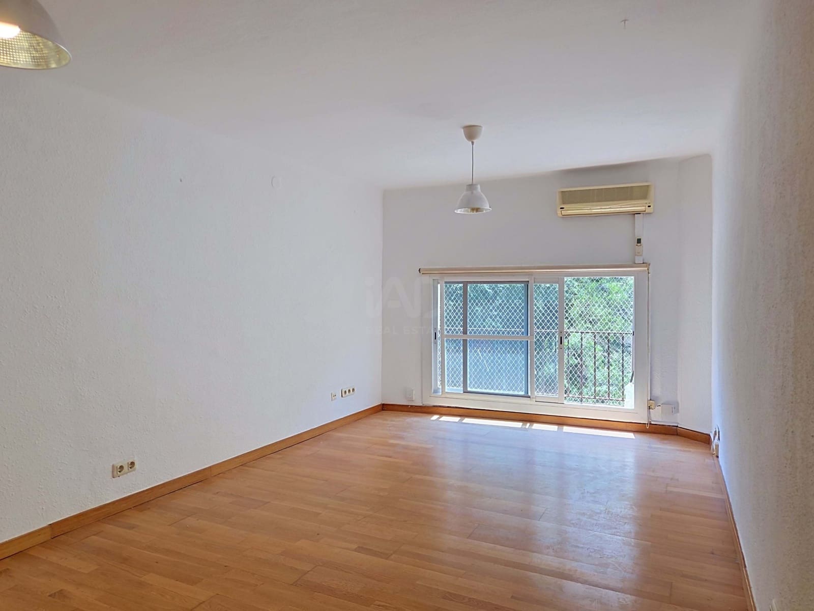 Apartment for sale in Barcelona city - € 219,000 (Ref: 9987759)