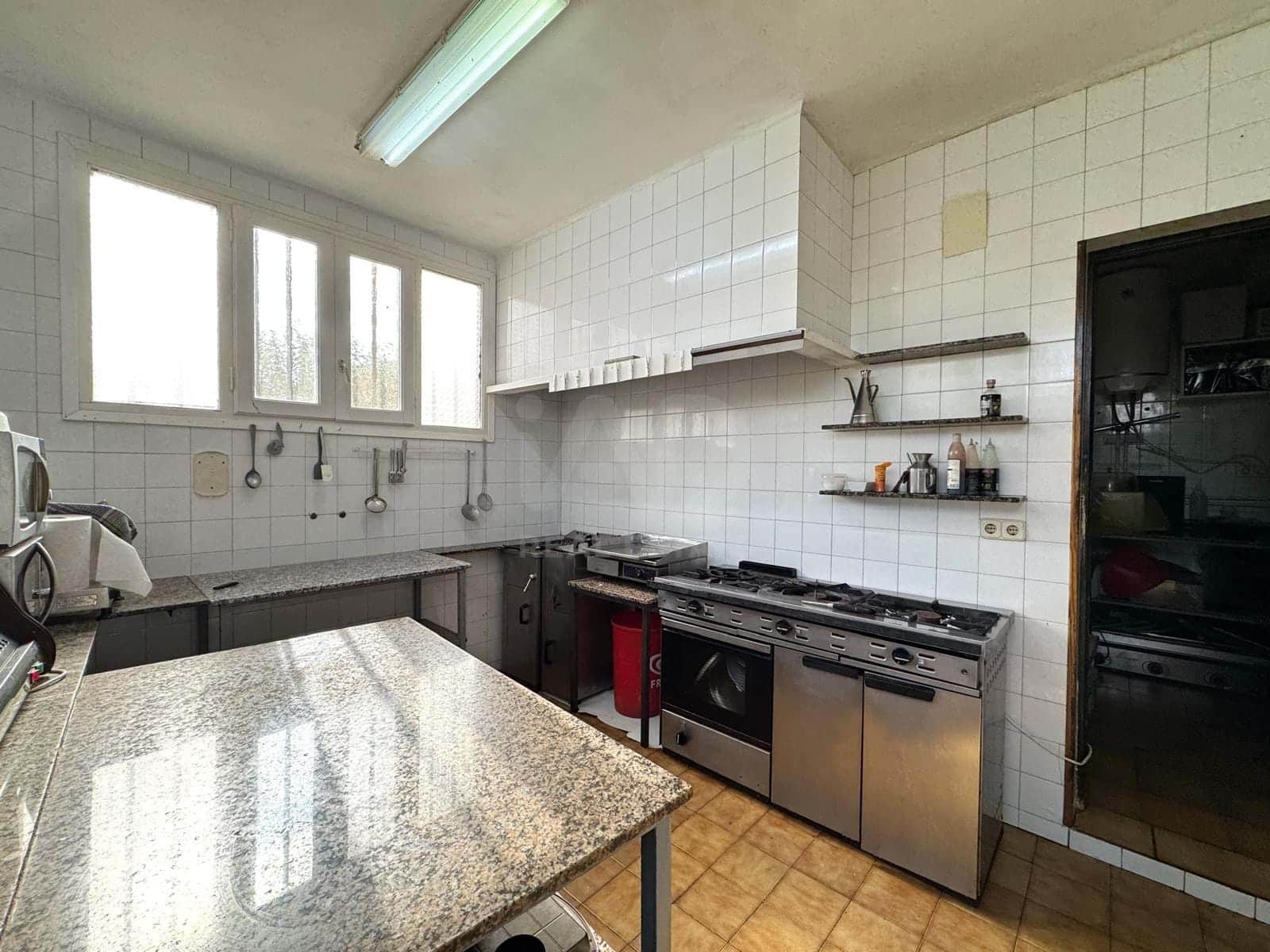 3 makuuhuone Kaupallinen myytävänä paikassa Tarragona kaupunki - 350 000 € (Ref: 9987767)