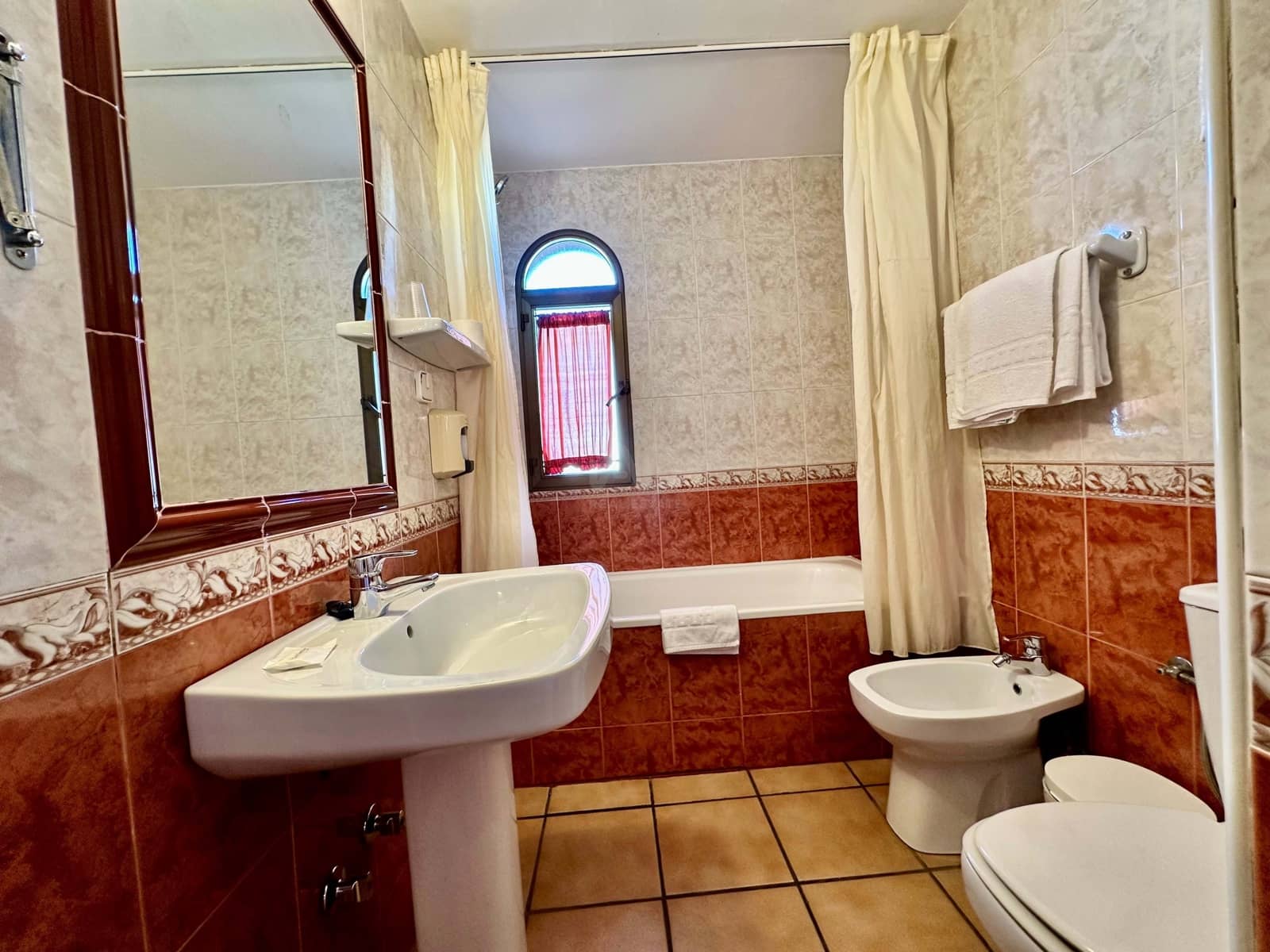 Local Comercial de 25 habitaciones en Huelva ciudad en venta con garaje - 2.300.000 € (Ref: 9987772)