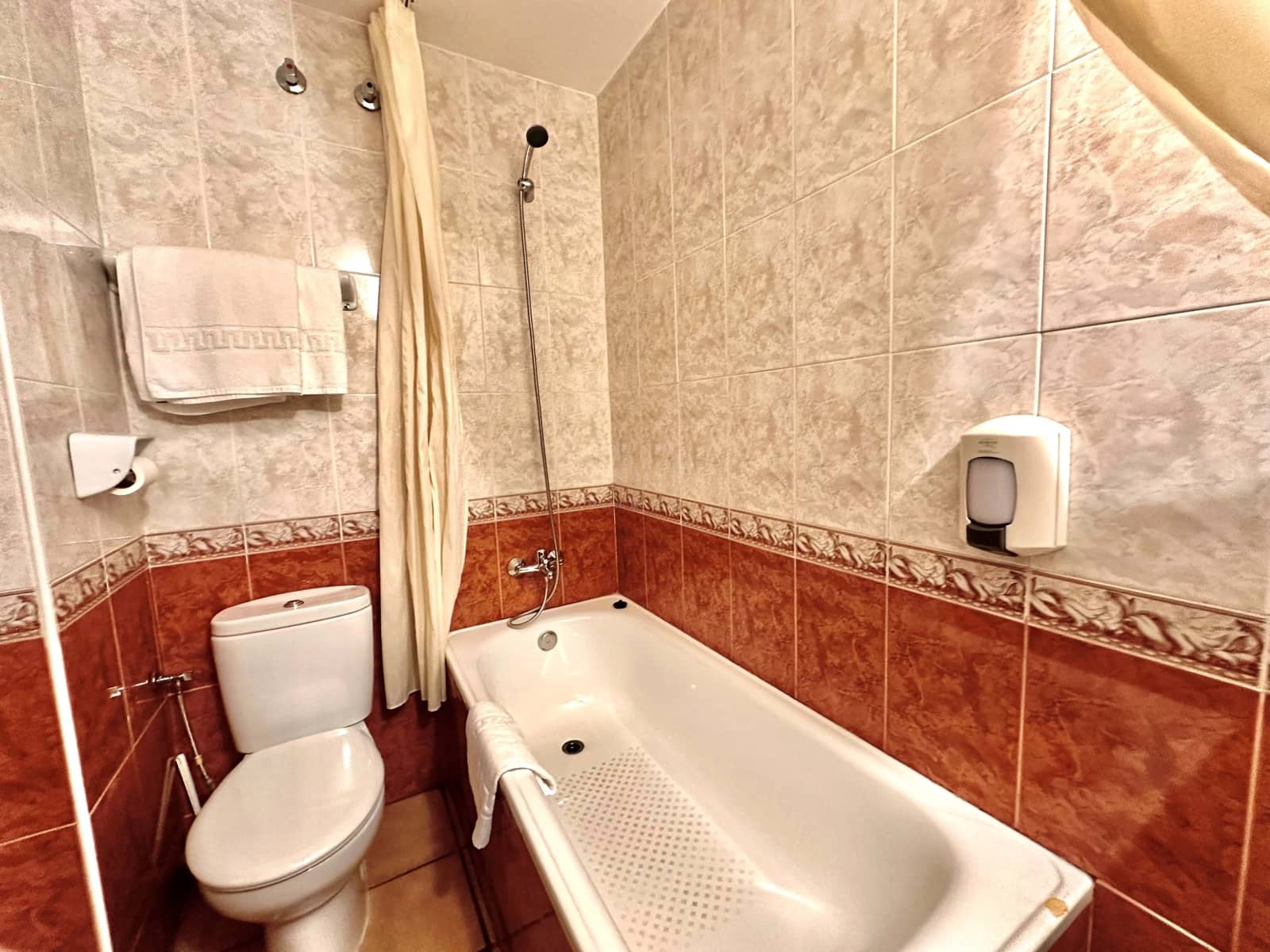 Local Comercial de 25 habitaciones en Huelva ciudad en venta con garaje - 2.300.000 € (Ref: 9987772)