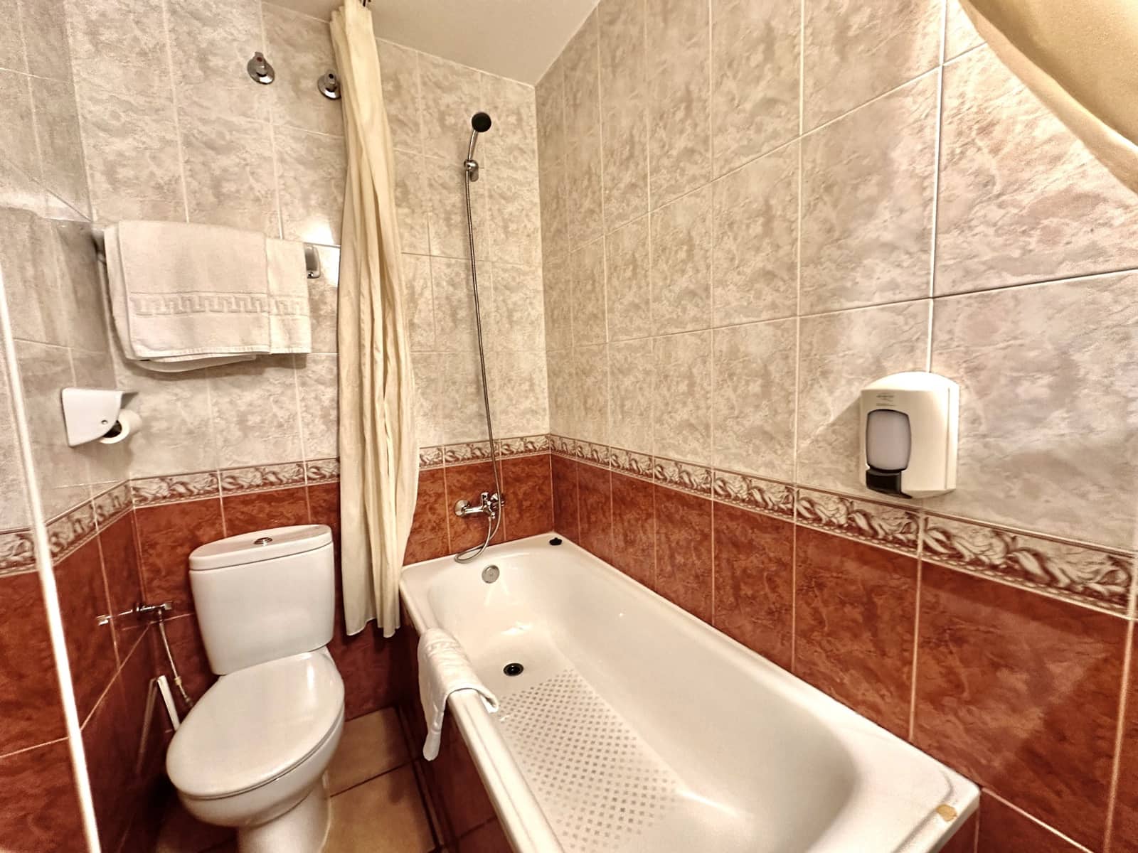 Local Comercial de 25 habitaciones en Ayamonte en venta con garaje - 2.300.000 € (Ref: 9987772)