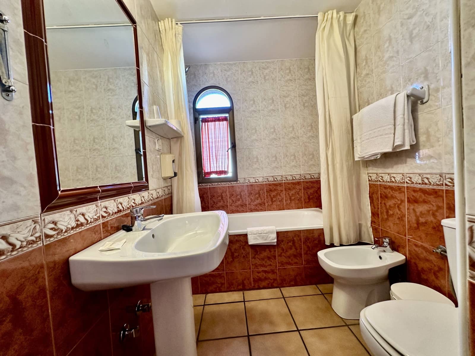 Local Comercial de 25 habitaciones en Ayamonte en venta con garaje - 2.300.000 € (Ref: 9987772)