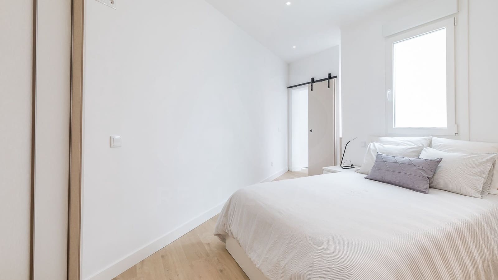 Apartment for rent in Madrid city - € 1,700 (Ref: 9987783)