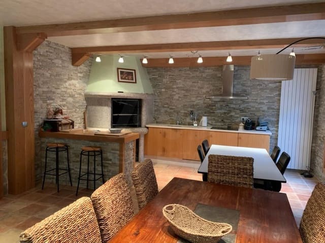 7 slaapkamer Villa te koop in Huesca stad met garage - € 890.000 (Ref: 9987785)