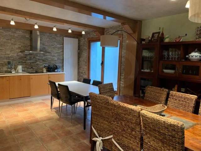 7 slaapkamer Villa te koop in Huesca stad met garage - € 890.000 (Ref: 9987785)
