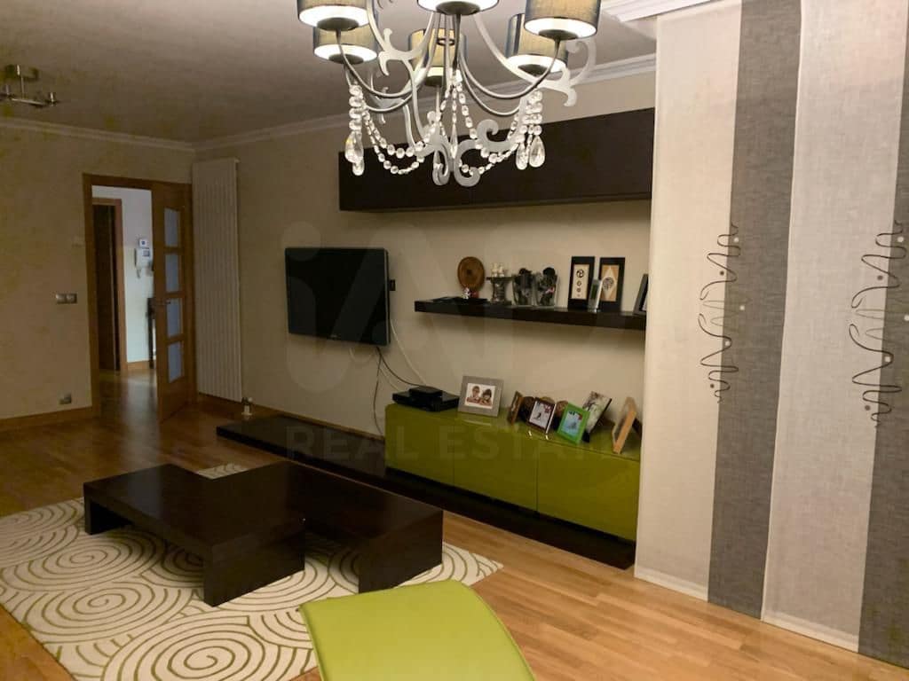 Chalet de 7 habitaciones en Huesca ciudad en venta con garaje - 890.000 € (Ref: 9987785)