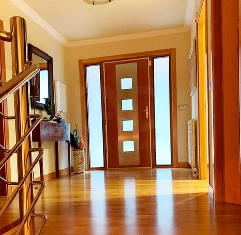 7 slaapkamer Villa te koop in Huesca stad met garage - € 890.000 (Ref: 9987785)