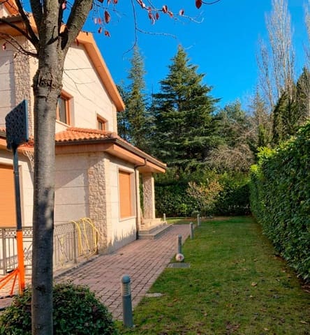 7 slaapkamer Villa te koop in Huesca stad met garage - € 890.000 (Ref: 9987785)