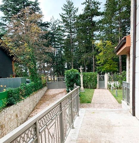 7 slaapkamer Villa te koop in Huesca stad met garage - € 890.000 (Ref: 9987785)