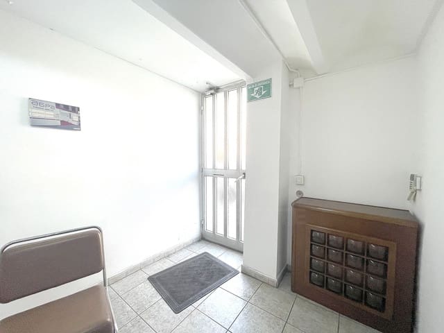 Commercial for rent in Barcelona city - € 1,500 (Ref: 9987805)