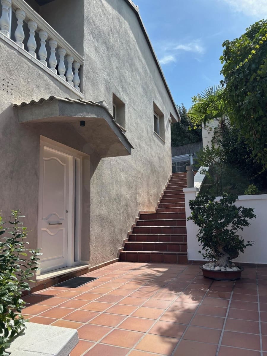 Chalet de 4 habitaciones en Barcelona ciudad en venta con piscina garaje - 615.000 € (Ref: 9987809)