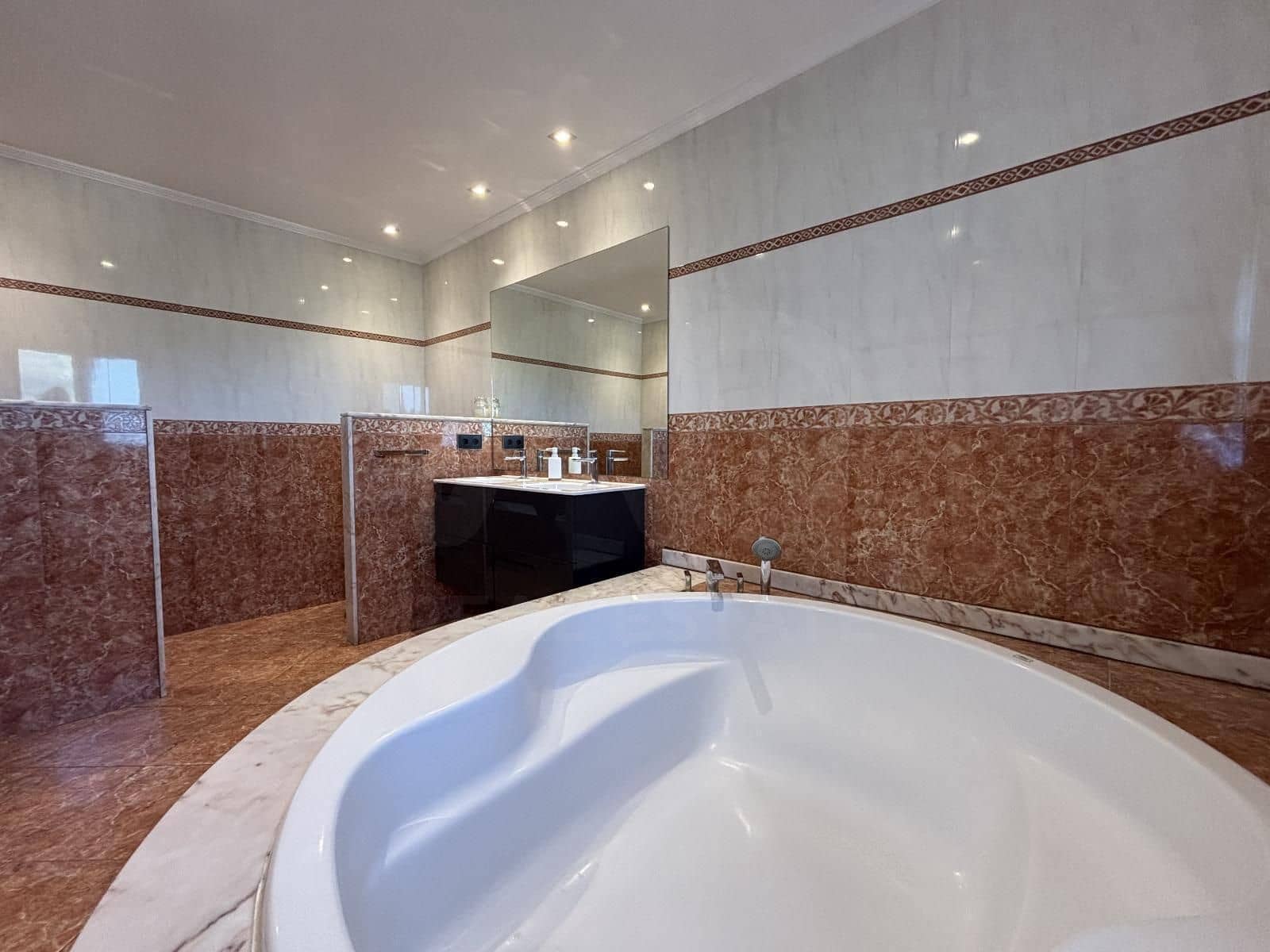 Chalet de 4 habitaciones en Barcelona ciudad en venta con piscina garaje - 615.000 € (Ref: 9987809)