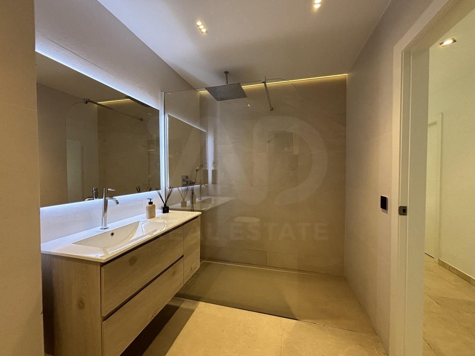 Chalet de 4 habitaciones en Barcelona ciudad en venta con piscina garaje - 615.000 € (Ref: 9987809)