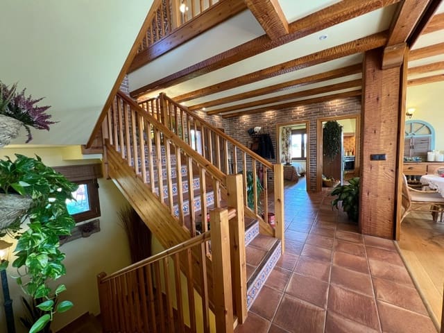 Chalet de 3 habitaciones en Huesca ciudad en venta con garaje - 1.050.000 € (Ref: 9987828)