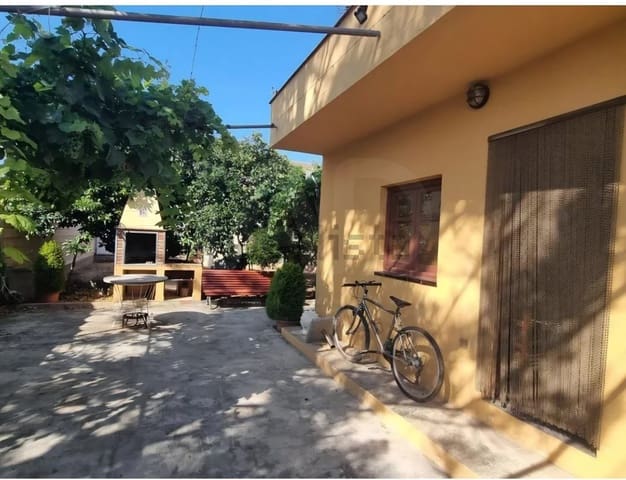 Ubebygd land til salgs i Barcelona by - € 145 000 (Ref: 9987833)