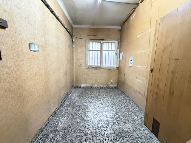 Kommersiell till salu i Madrid stad - 385 000 € (Ref: 9987838)