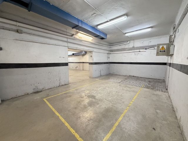 Kommersiell till salu i Madrid stad - 385 000 € (Ref: 9987838)