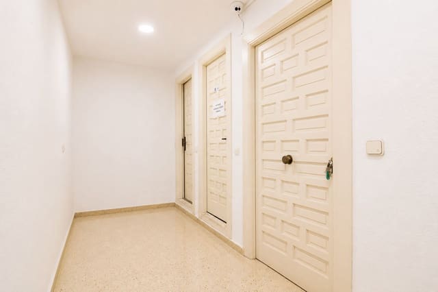 Local Comercial de 2 habitaciones en Playa Bajadilla - Puertos, Marbella en venta - 270.000 € (Ref: 9987849)