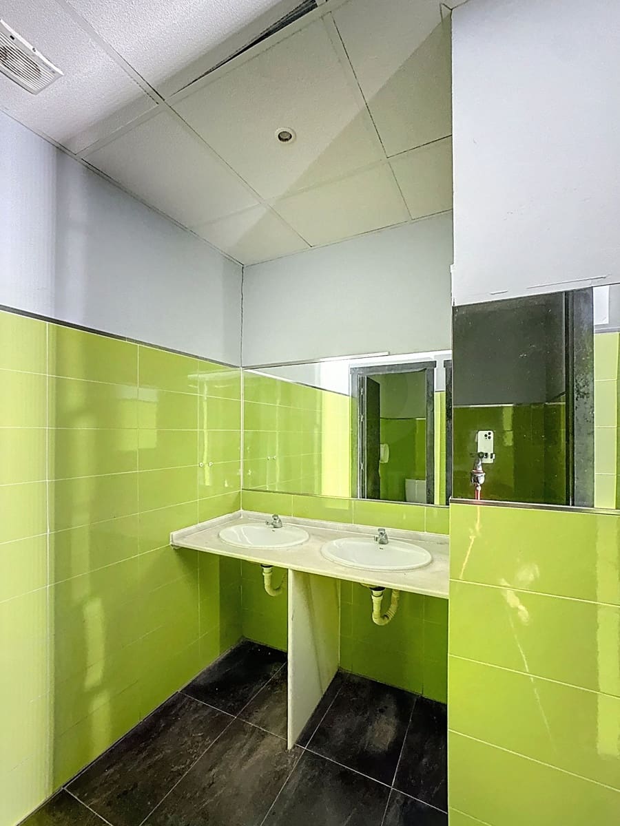 Kommersiell til salgs i Cadiz by - € 360 000 (Ref: 9987852)