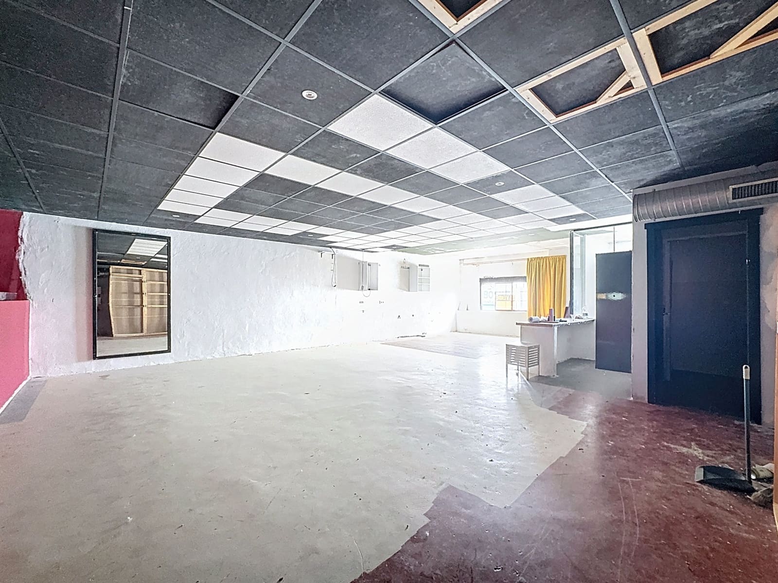 Kommersiell til salgs i Cadiz by - € 360 000 (Ref: 9987852)