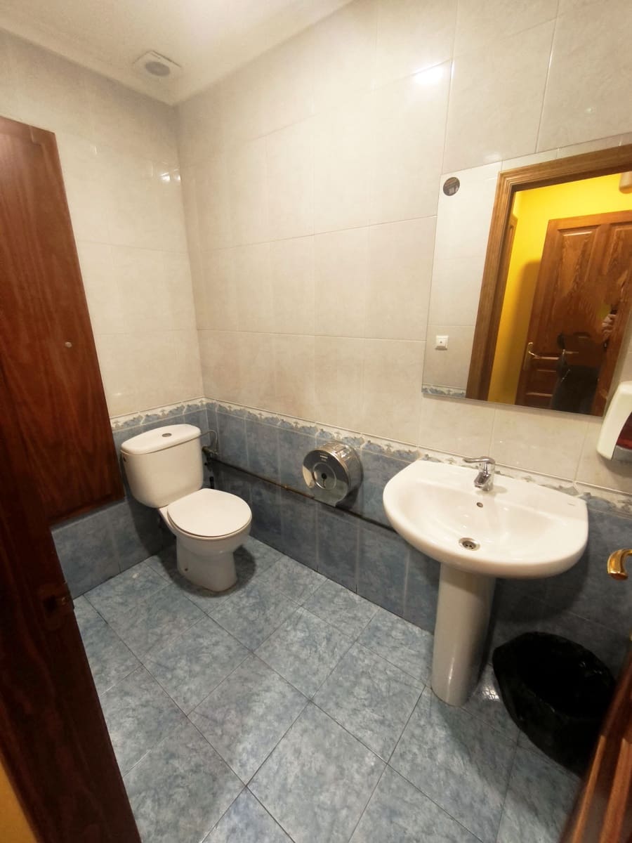 2 soverom Kommersiell til salgs i Leon by - € 175 000 (Ref: 9987860)