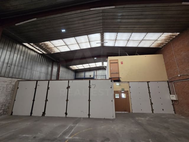 Gewerbe zu verkaufen in León Stadt - 450.000 € (Ref: 9987869)