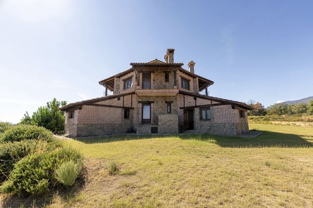 7 soveværelse Villa til salg i Cáceres by med garage - € 485.000 (Ref: 9987874)