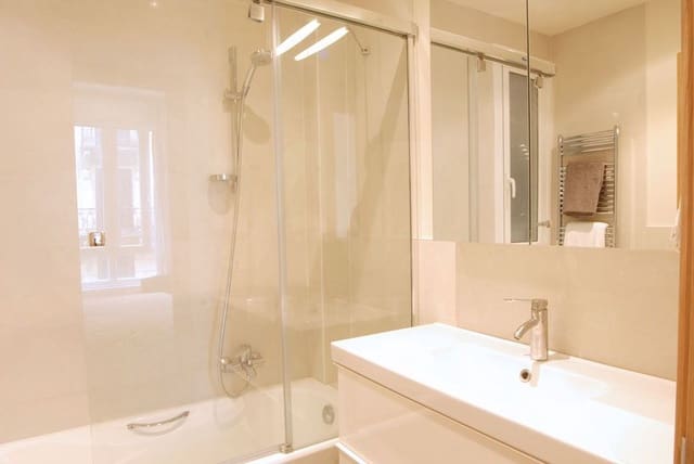 Appartement de 2 chambres à louer à Donostia-San Sebastián - 3 500 € (Ref: 9987877)