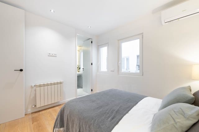 Appartement de 3 chambres à louer à Universidad, Madrid ville - 3 200 € (Ref: 9987882)