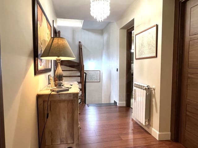 3 slaapkamer Villa te koop in Huesca stad - € 650.000 (Ref: 9987893)
